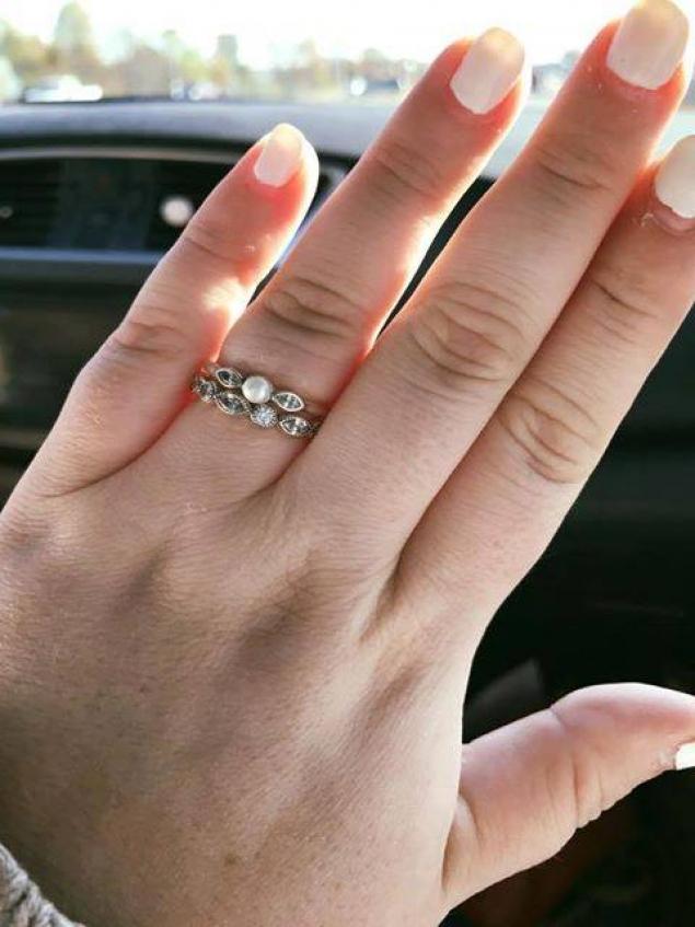 I-a dat inelul asta de logodna dupa care lucrurile au luat-o razna! Reactia fetei a devenit virala 
