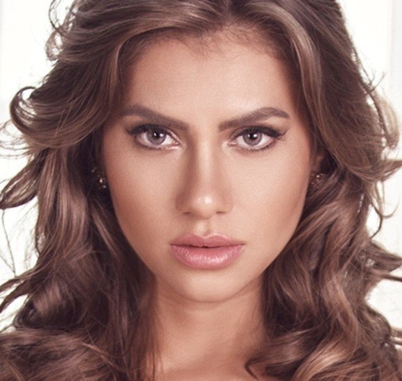 O nouă alegere neinspirată pentru reprezentanta României la concursul Miss Universe. Ce ”costum național” a purtat