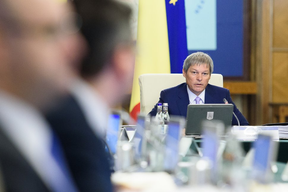 Cine sunt miniștrii lui Cioloș care au participat la protestele de duminică seară față de grațiere - FOTO