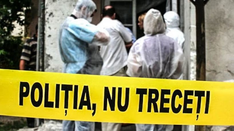 Crimă oribilă în Iași! Bărbat găsit mort în casă, cu capul tăiat în două