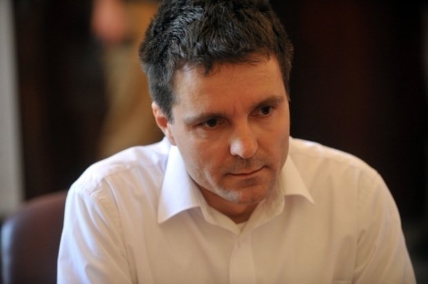 Nicușor Dan pus la colț de doi parlamentari PSD pe holul Parlamentului: Vrei să ajungem ca Ucraina?