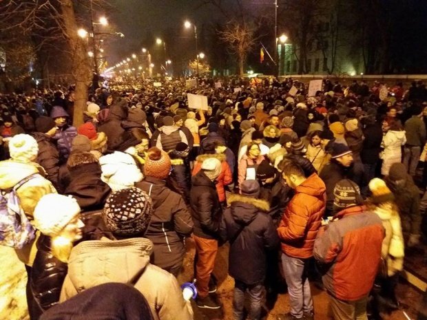 Proteste în București. Un jandarm a fost surprins într-o ipostază inedită. Imaginea a devenit virală