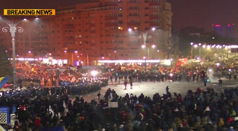 Violențe în Piața Victoriei. Imagini din timpul confruntării jandarmilor cu protestatarii violenți VIDEO