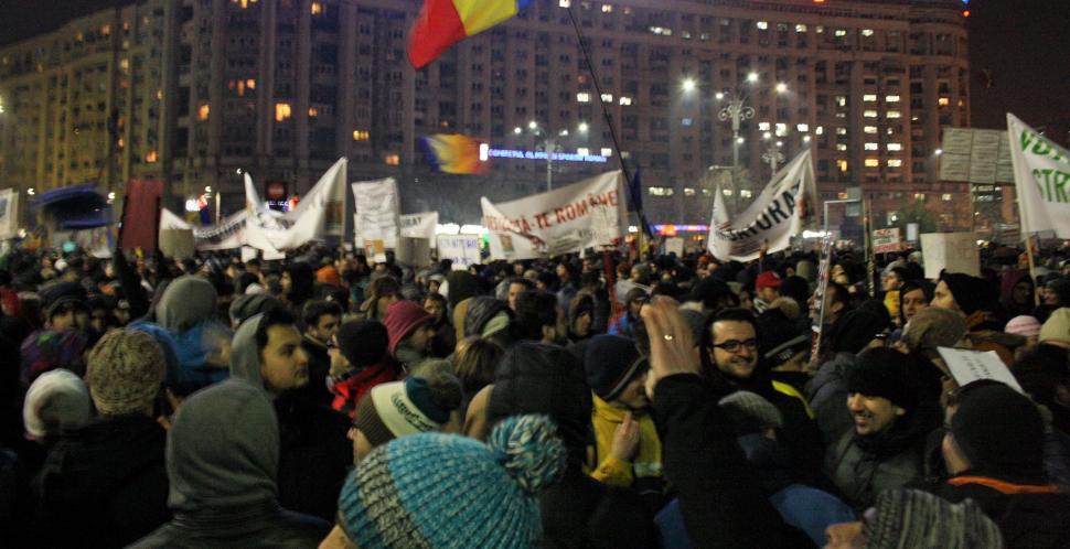Peste 8.000 de oameni protestează la Brașov. Oamenii le-au dat flori jandarmilor