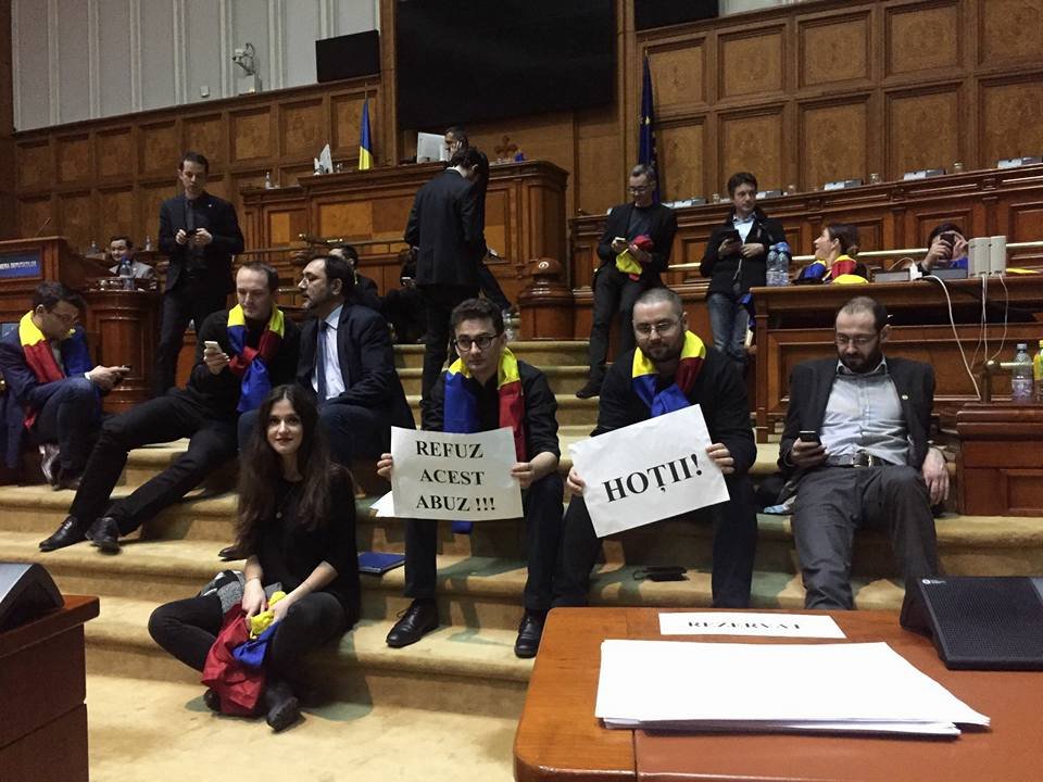 Deputații USR continuă protestul în plenul Camerei Deputaților