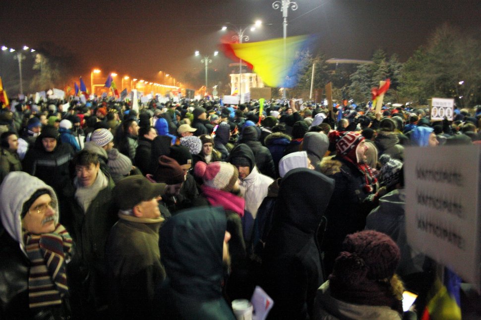 Peste 500 de persoane protestează în centrul Craiovei