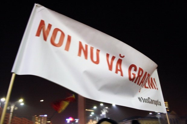 Românii din Londra protestează, pentru a doua seară consecutiv, faţă de Guvern