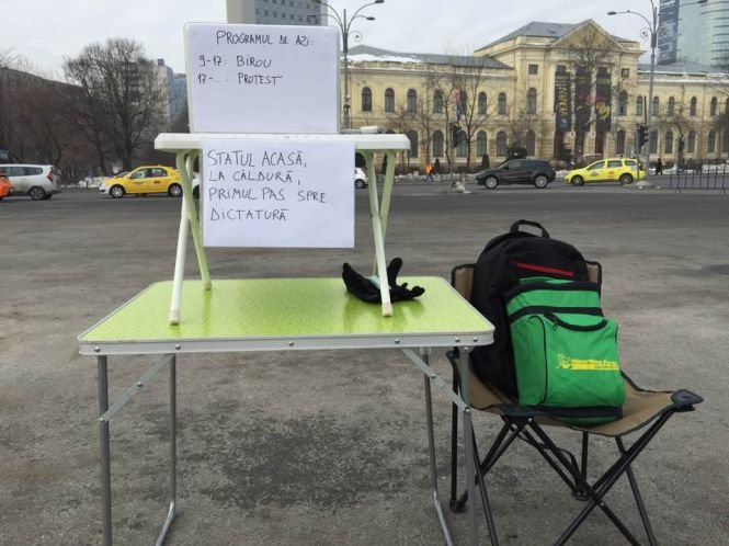 Un maratonist cunoscut și-a mutat biroul în fața Guvernului, în semn de protest