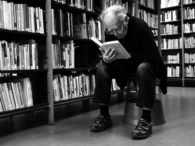 La 100 de ani, filosoful Mihai Șora și-a pregătit pancarta pentru proteste - FOTO 432101