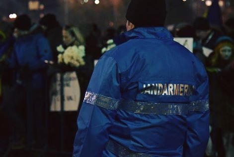 Jandarmii care vegheau protestul desfășurat vineri seară la Ploiești au crezut că nu aud bine. Ce scandau oamenii la adresa lor