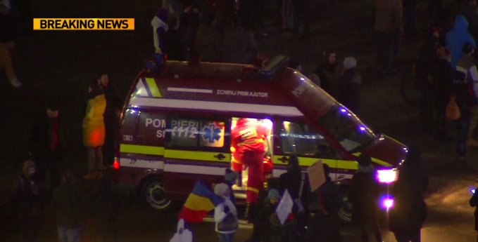 Tânără preluată cu ambulanţa din mijlocul protestarilor din Piaţa Victoriei după ce a leşinat