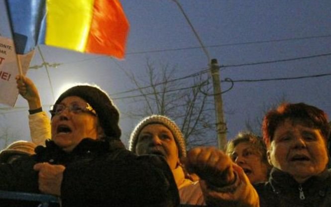 A doua zi de proteste în faţa Palatului Cotroceni. Oamenii au cerut demisia preşedintelui Iohannis - VIDEO