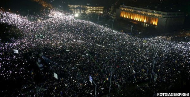 Bucharest protest: Protesters shine lights in Victoria Square with mobile phone screens and flashlights