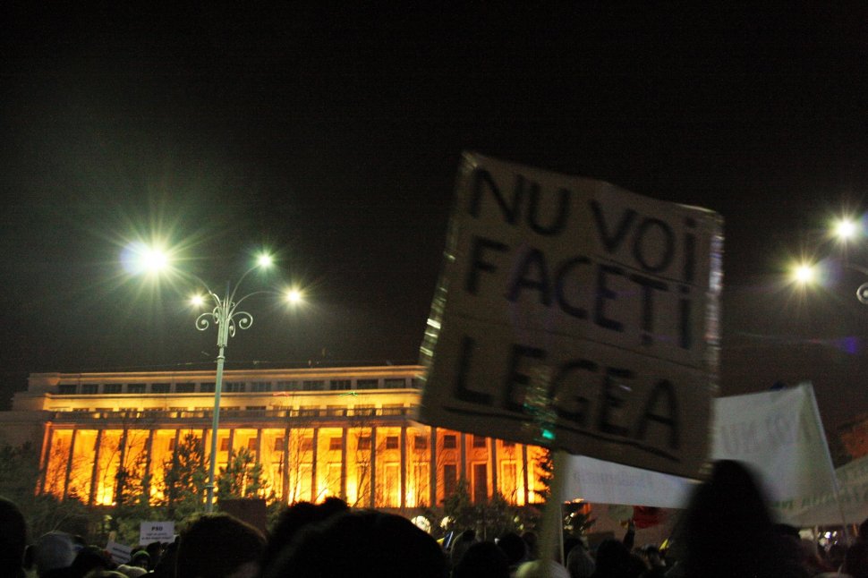 Presa internațională: ”Guvernul capitulează pentru a stinge furia românilor”