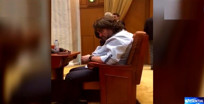 Senatorul USR Mihai Goţiu, surprins moţăind în Parlament. ”M-am odihnit și eu puțin!”