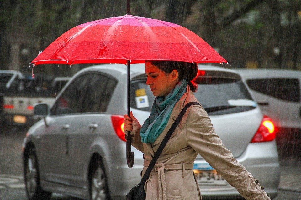 Avertizare ANM. Meteorologii anunţă COD GALBEN de ploi, ceaţă şi polei în 11 judeţe din țară