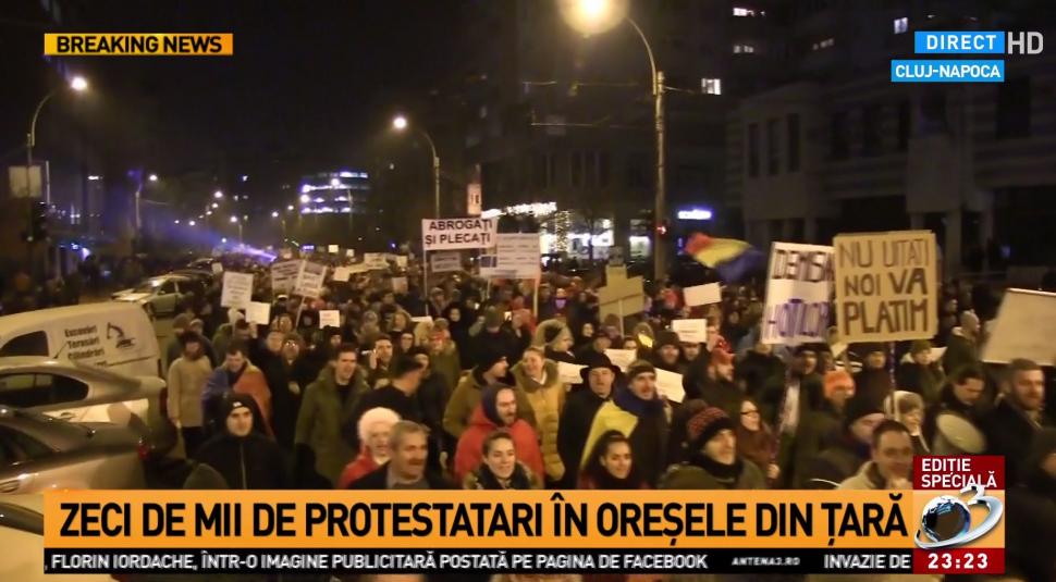 Cele mai spectaculoase imagini de la protestele din Piața Victoriei FOTO 432618