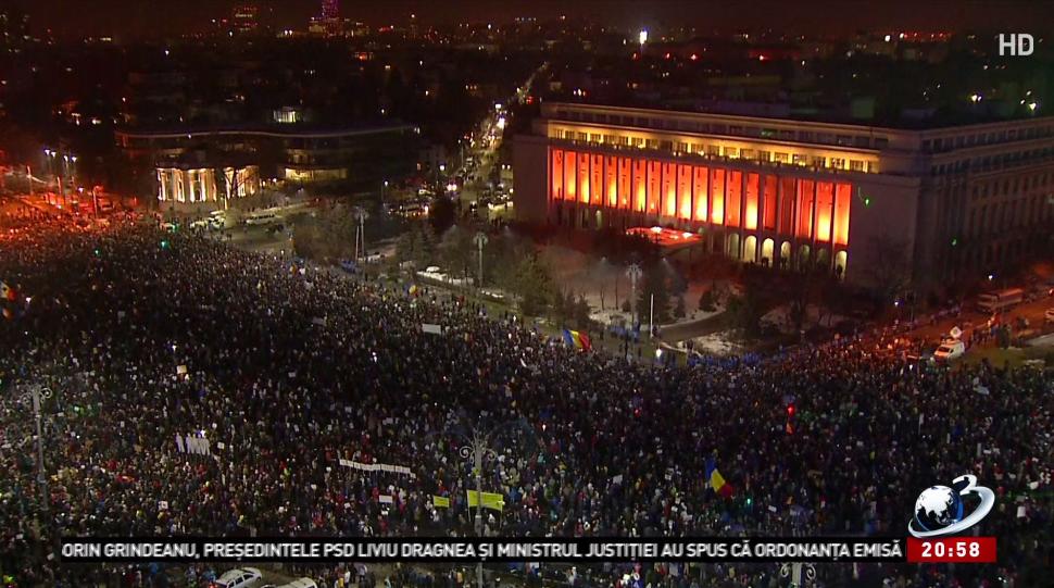 Cele mai spectaculoase imagini de la protestele din Piața Victoriei FOTO
