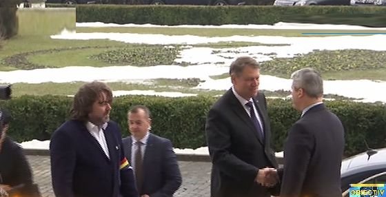 Klaus Iohannis, întâmpinat la Parlament de Mihai Goţiu și Cătălin Predoiu