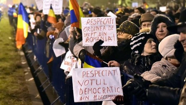 Proteste la Cotroceni. Protestatarii scandează „Jos Iohannis”