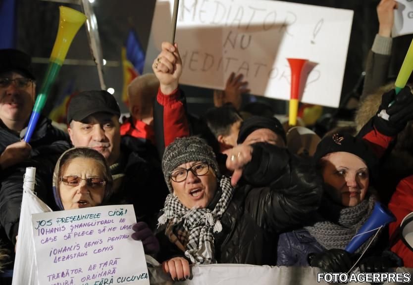 Klaus Iohannis, în fața protestatarilor de la Cotroceni. ”Suntem cu toții români”. Ce au răspuns cei care îl contestă