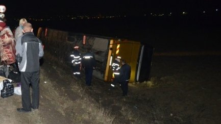 Un autocar cu 18 persoane a derapat din cauza gheţii pe o şosea din Olt. Două persoane rănite 