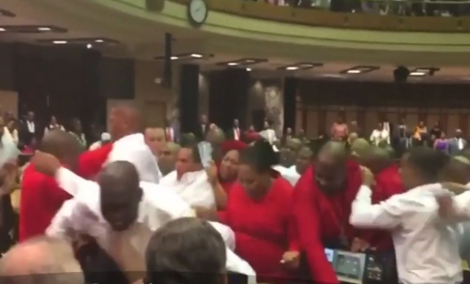 Confruntare violentă în Parlamentul Africii de Sud. Aleșii au fost evacuați de forțele de ordine