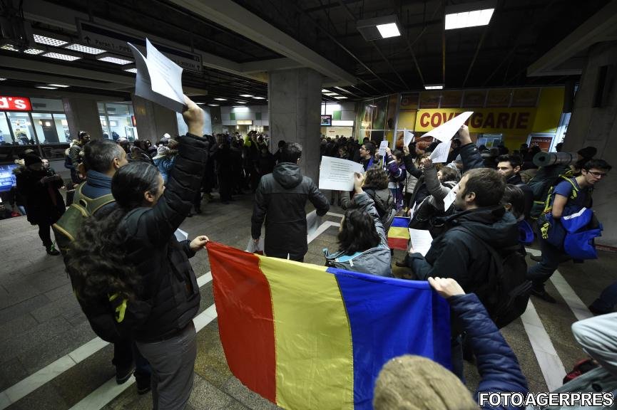 Flashmob la stația de metrou Piața Unirii. 15 tineri au intonat imnul național și au împărțit pliante referitoare la Ordonanța 13 FOTO