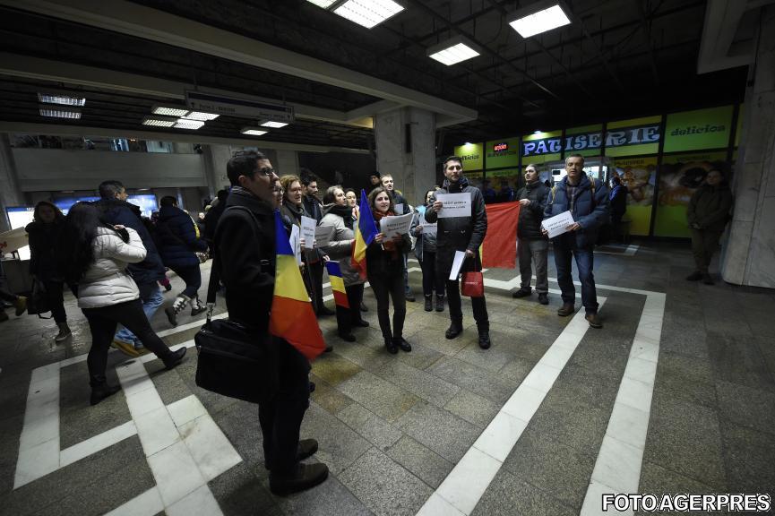 Flashmob la stația de metrou Piața Unirii. 15 tineri au intonat imnul național și au împărțit pliante referitoare la Ordonanța 13 FOTO 433253