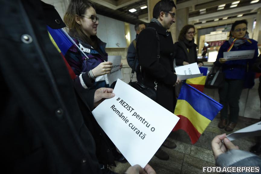 Flashmob la stația de metrou Piața Unirii. 15 tineri au intonat imnul național și au împărțit pliante referitoare la Ordonanța 13 FOTO 433254