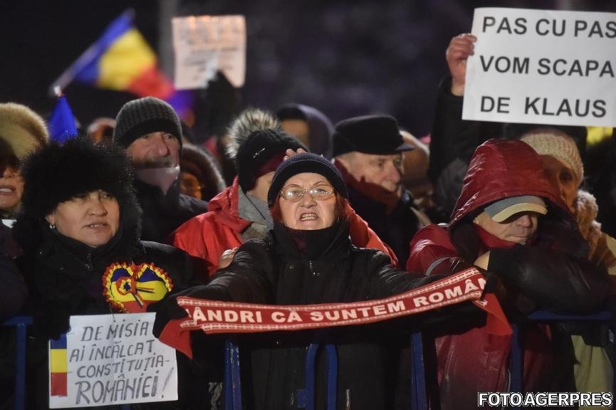 Proteste la Cotroceni. Sute de oameni au cerut demisia lui Iohannis - VIDEO