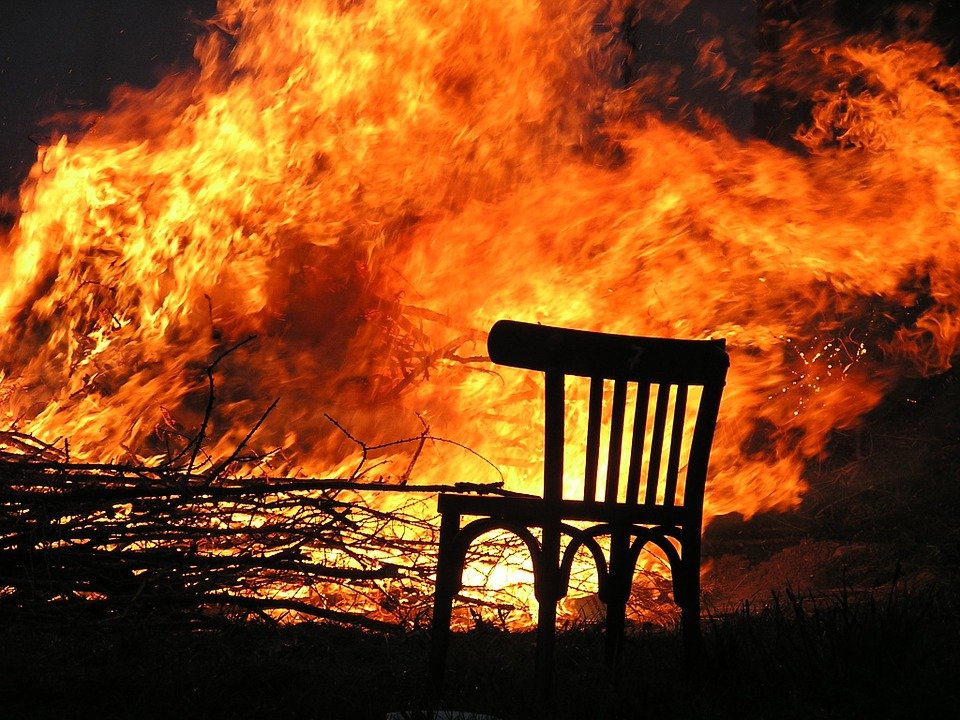 Incendiu la un priveghi. Soţul femeii moarte a ars de viu, încercând să scoată sicriul din casă