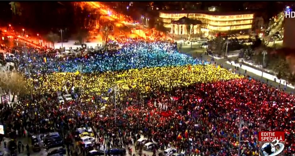 Proteste în Piața Victoriei și în țară. 30.000 de oameni au fost în stradă în București