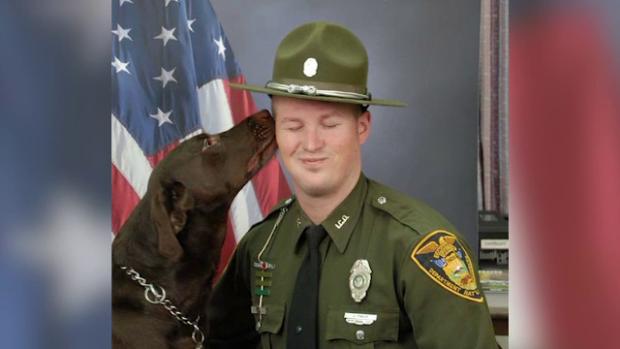 Fotografia oficială a unui ofiţer din SUA, virală din cauza căţelului 433551