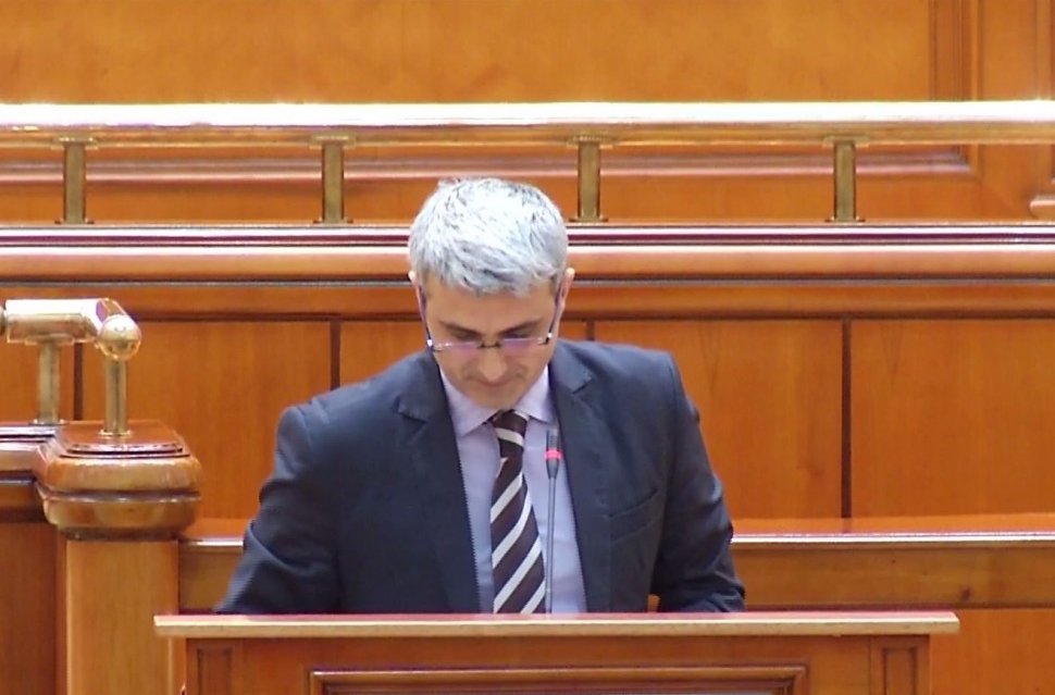 Robert Turcescu, în plenul Parlamentului: &quot;Bună ziua, pe loc repaos!&quot;