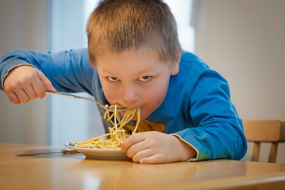 Decizie CNA: Copiii cu vârste între 3 și 5 ani nu vor mai avea voie să apară în reclamele la alimente