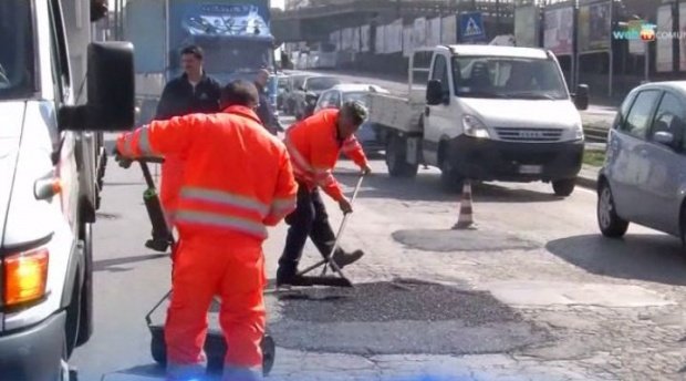 Ce au făcut șoferii din Brașov, după ce un drum național s-a umplut de gropi