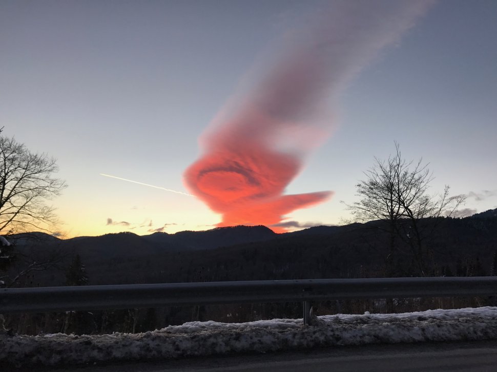 Fenomen ciudat apărut pe cerul României. Trecătorii s-au oprit și au făcut poze - FOTO