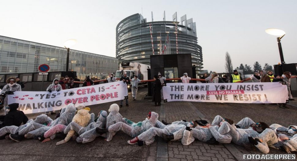 Protest în fața Parlamentului European, împotriva acordului de liber-schimb cu Canada