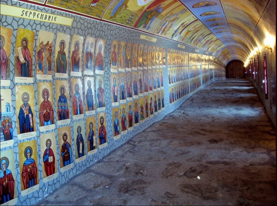 Tunelul din România care adăpostește toți sfinții din calendarul ortodox