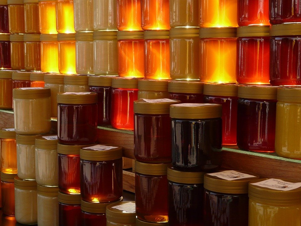 Gata cu mierea falsificată pe piață. Românii vor fi informați despre ceea ce se află în borcan