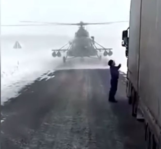 Caz inedit: Un pilot a aterizat cu elicopterul pe șosea, pentru că se rătăcise - VIDEO