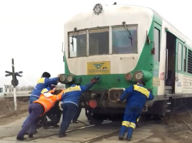 Caz nemaiîntâlnit. Tren împins de oameni, în România - VIDEO