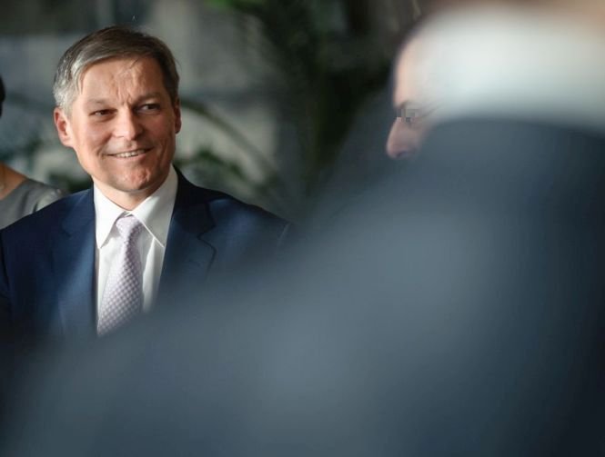 Cioloș, întâlnire secretă cu un activist. Cu cine a fost surprins fostul premier - VIDEO