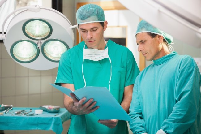 De ce operează chirurgii doar în haine verzi și albastre! Explicația te va uimi 