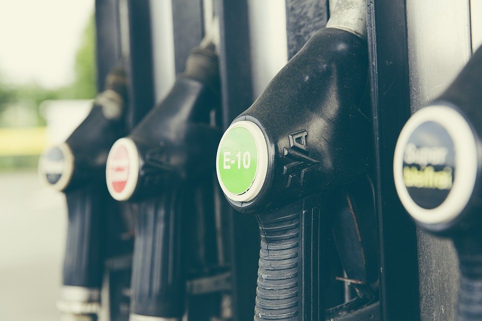 Consiliul Concurenţei investighează de ce preţul carburanţilor din România depăşeşte media UE