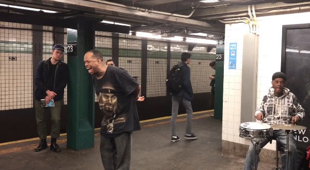 Stătea liniștit într-o stație de metrou și nimeni nu îl observa. Dar când a început să cânte, toți din jur au înmărmurit
