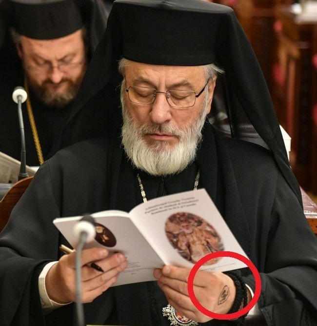 Un arhiepiscop a apărut la o şedinţă de la Patriarhie cu un desen ciudat pe mână. Ce răspuns a dat când a fost întrebat 