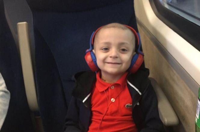 Are doar cinci ani și se chinuie să-și prelungească viața. Părinții lui sunt devastați: „De ce e viața atât de crudă?”  435306