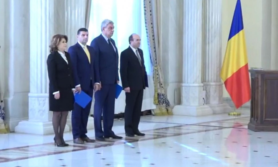 Noii miniștri PSD au depus jurământul la Palatul Cotroceni. Iohannis: &quot;A fost o remaniere în circumstanțe deosebite&quot;